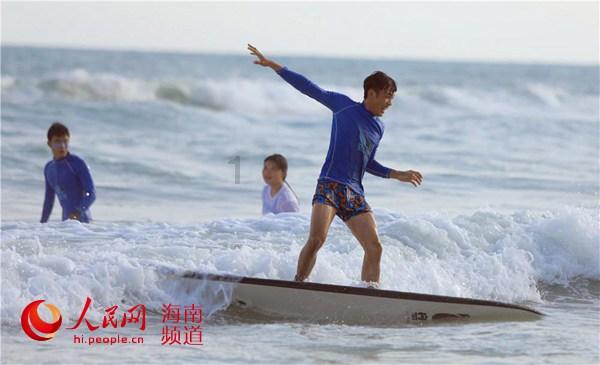 俄罗斯一码头遭袭引发火灾 乌方称对袭击负责